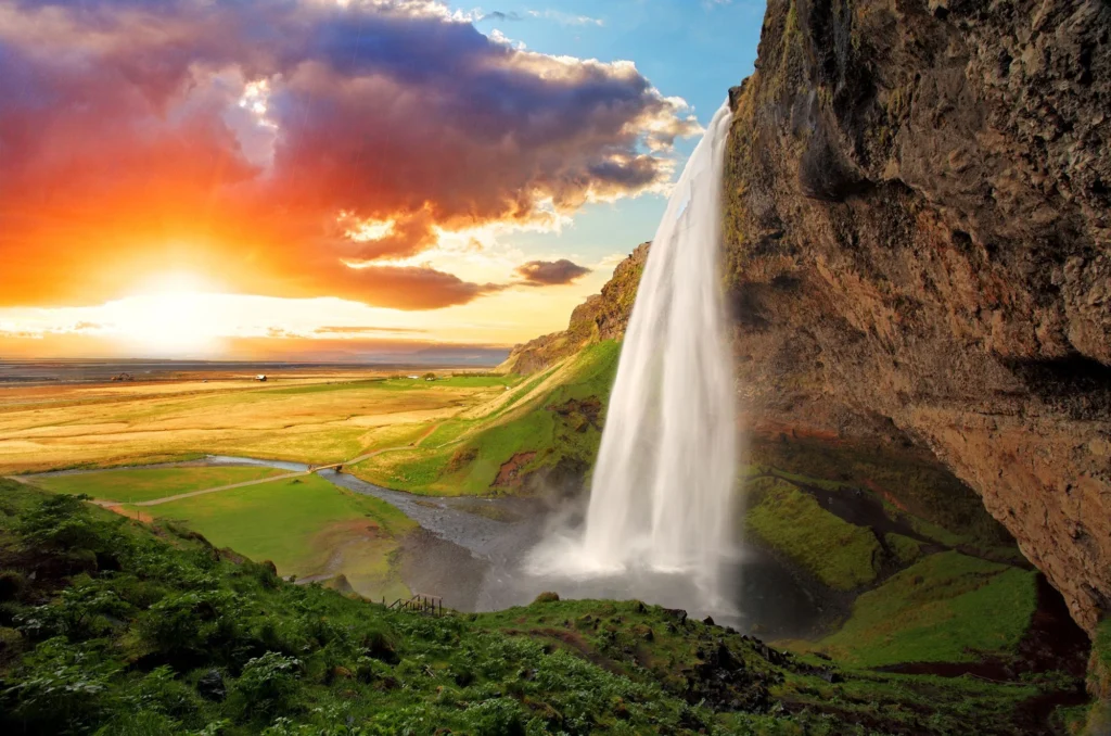  Visit Iceland in June (Midnight sun)