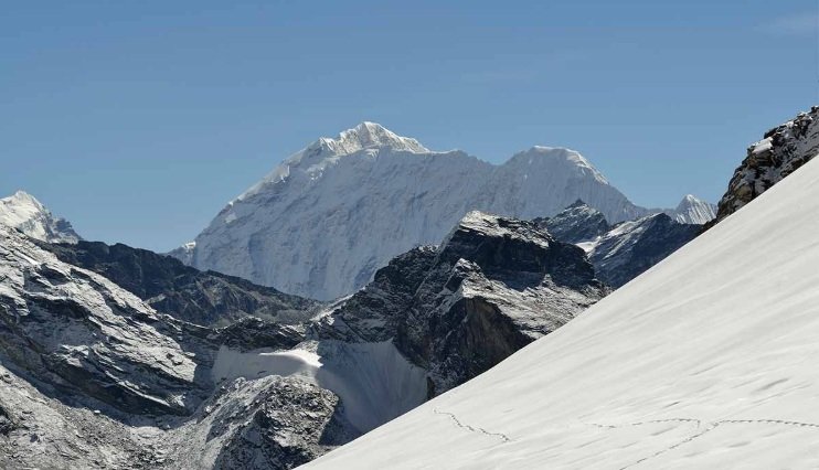 Adventure to Accessibility: Discovering Everest Through Treks, Climbs and Helicopter Tours
